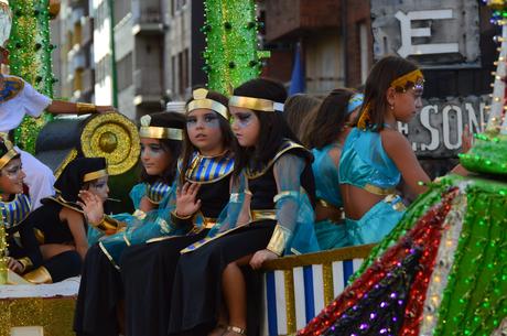 Encina 2022. El buen tiempo llena las calles de la ciudad, para disfrutar del desfile de carrozas 5