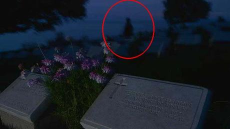 FOTOGRAFO EXPERTO CAPTA UNA PRESENCIA ESPECTRAL EN UN CEMENTERIO