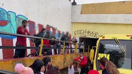 Camión queda varado en el Puente Othón, policías viales apoyan Camión queda varado en el Puente Othón, policías viales apoyan