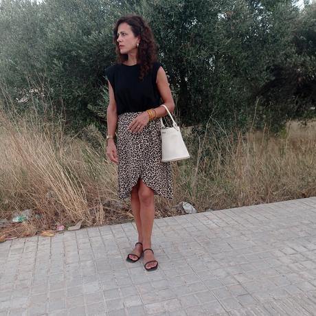 TRUCO PARA LLEVAR UN BOLSO DE TAMAÑO MEDIANO/GRANDE.