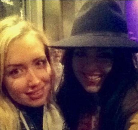 FANTASMA EN LA SELFIE DE DOS AMIGAS...