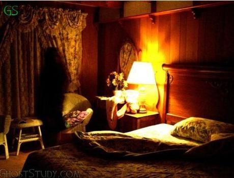 SOMBRAS FANTASMAS EN UNA CASA DE VIRGINIA CITY, NEVADA, ESTADOS UNIDOS