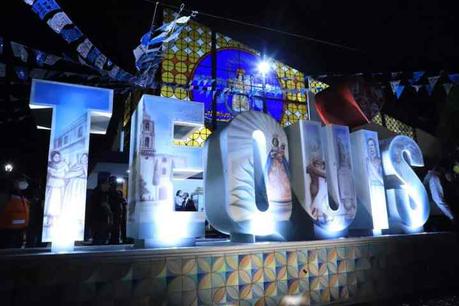 Develan letras monumentales en el Barrio de Tequis