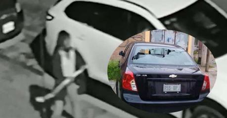 (video) Mujer destruye los cristales de más de 20 autos en Gálvez