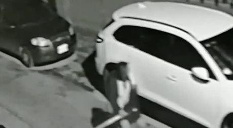 (video) Mujer destruye los cristales de más de 20 autos en Gálvez