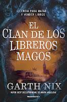Portada de El clan de los libreros magos, de color naranja y azul, en la que se ve un coche por la parte trasera y el big ben londinense a lo lejos.