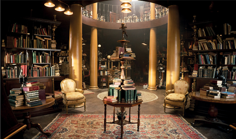 Librería de Azipharel en la serie Good Omens, repleta de libros y butacas.