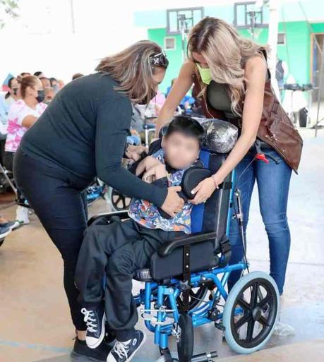 DIF estatal entrega apoyo a personas con discapacidad