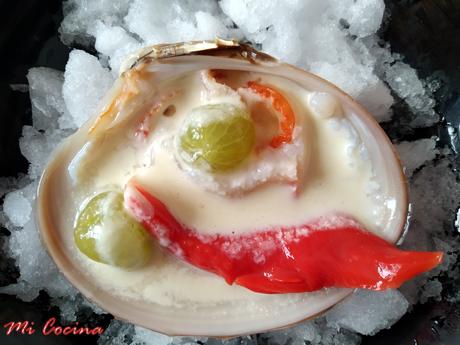 CONCHA FINA DE MALAGA CON AJOBLANCO DE MACADAMIA Y UVA MOSCATEL DE MÁLAGA