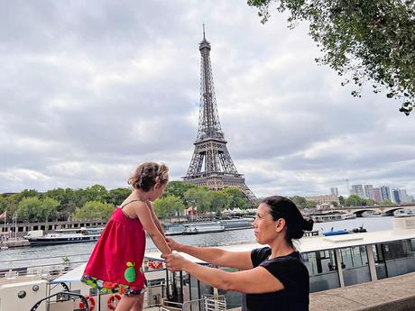 Madre e hija frente a la Torre Eiffel 