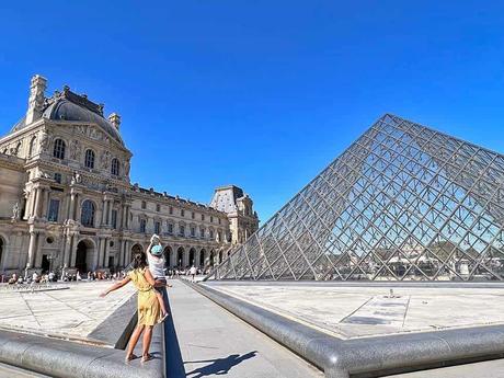 París con niños: 25 planes y más sin tener que pisar Disney visitando el exterior del museo Louvre con niños