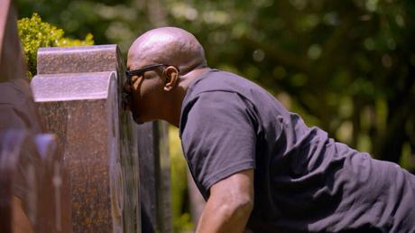 AE - LA VIDA DE BOBBY BROWN BIOGRAPHY 1