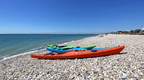 Coloridos kayaks en la playa de Bracklesham Bay