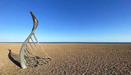 Escultura de lancha normanda en Hastings Beach