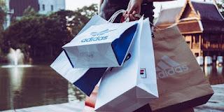 ¿Qué factores hacen a una población más consumista? Por: Francesco Lovaglio Tafuri ¿Qué factores hacen a una población más consumista? Por: Francesco Lovaglio Tafuri