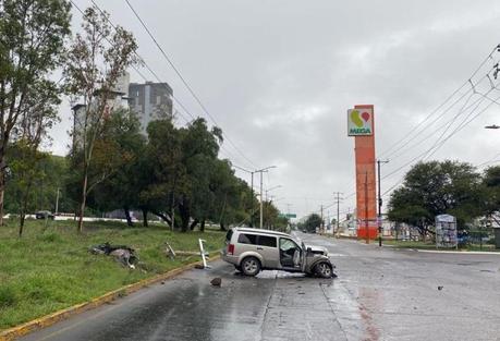 Camioneta choca contra poste de luz y los parte en la avenida Salvador Nava