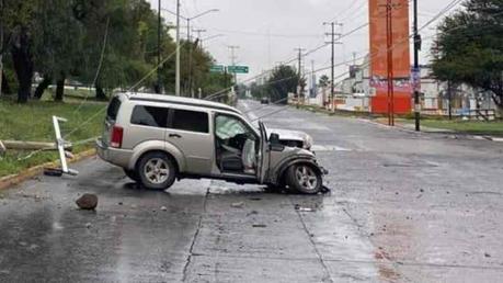 Camioneta choca contra poste de luz y los parte en la avenida Salvador Nava