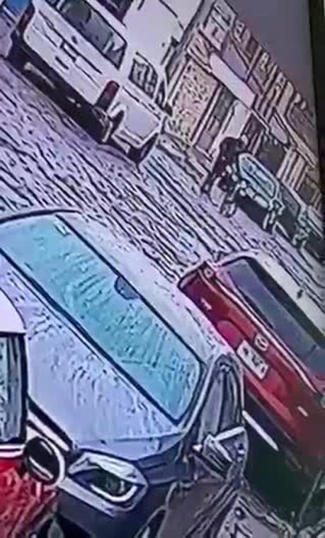 (video) Asaltantes asechan y roban autos en el Barrio de Tequis