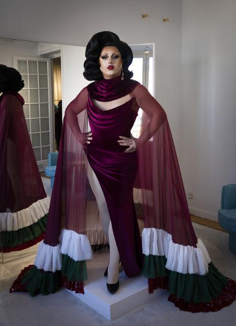 CHORIZA MAY DESLUMBRAR AL MUNDO CON SU CAPA DE ALTA COSTURA DISEÑADA POR JORGE REDONDO