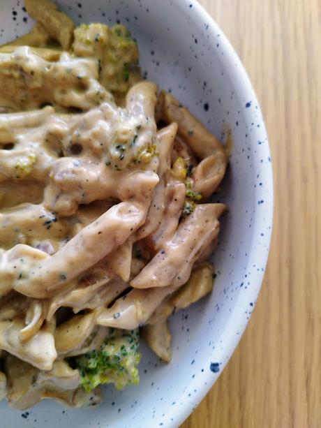 Macarrones integrales con salsa cremosa de brócoli y pollo