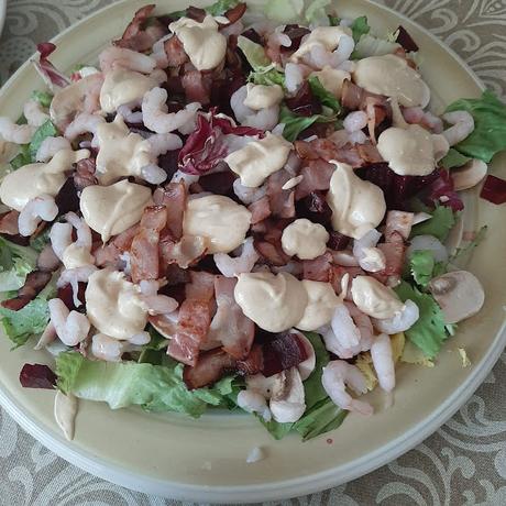 ENSALADA DE REMOLACHA, GAMBAS, BACON Y SALSA CÓCTEL