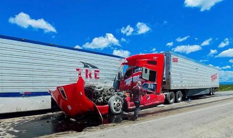 Auto queda prensado entre camiones en la 57: un fallecido