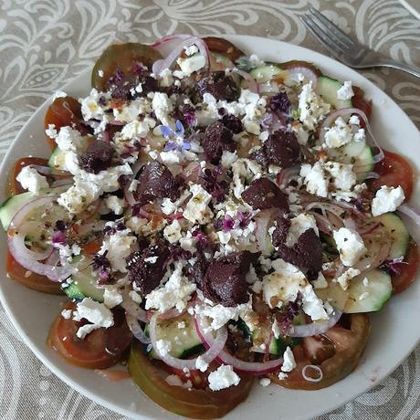 CARPACCIO DE TOMATE, PEPINO Y CEBOLLA CON TAPENADE Y QUESO FETA