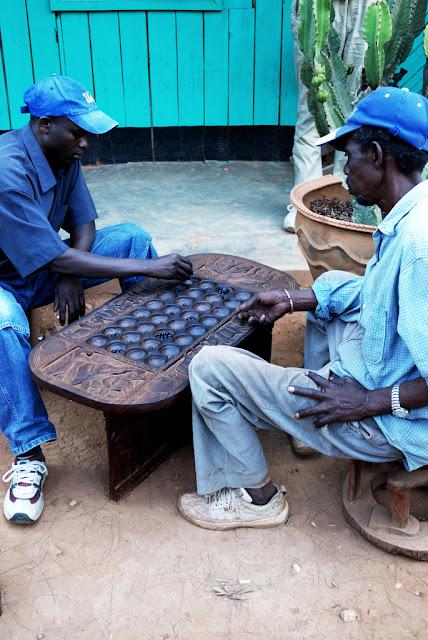Awalé Mancala es una de las tantas versiones del clásico Awalé, un juego de origen africano
