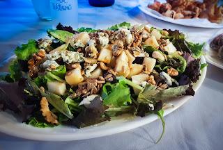 Ensalada de peras y queso azul, frutos secos y lechugas variadas Ensalada de peras y queso azul, frutos secos y lechugas variadas