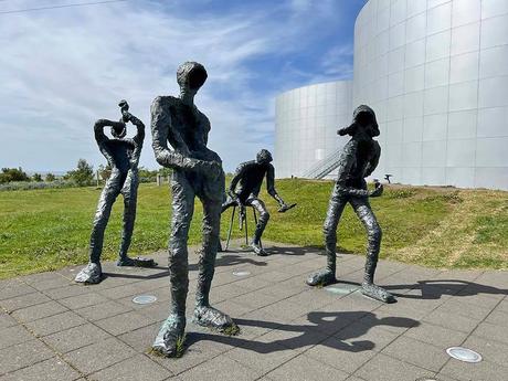 Esculturas en el exterior del museo Perlan de Islandia