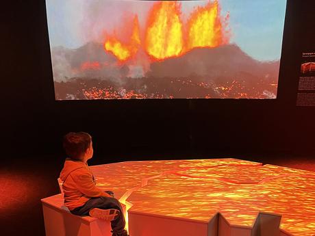 Museo Perlan: un niño viendo la expo Maravillas de Islandia