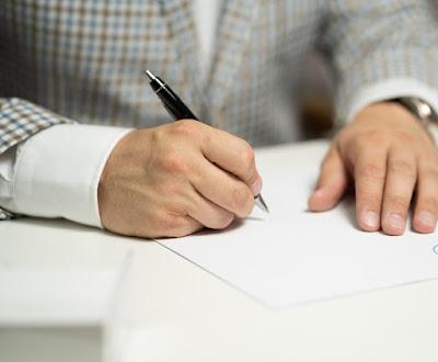 Persona firmando un contrato