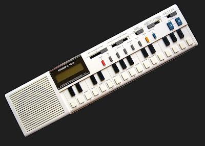 El Casio VL-Tone VL-1, el más famoso juguete musical electrónico de la primera mitad de los años 80, mezcla de calculadora, sintetizador y secuenciador El Casio VL-Tone VL-1, el primero de una serie de juguetes musicales electrónicos desarrollados por la multinacional japonesa en los años 80