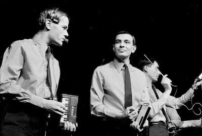 Kraftwerk en directo en Alemania en 1981 durante la gira del álbum Computerwelt utilizando el Bee Gees Rhythm Machine y el Dubreq Stylophone Ralf Hütter y Karl Bartos de Kraftwerk utilizando en directo el Bee Gees Rhythm Machine y el Stylophone el 14 de diciembre de 1981 en un concierto en Bremen durante la interpretación del tema Pocket Calculator