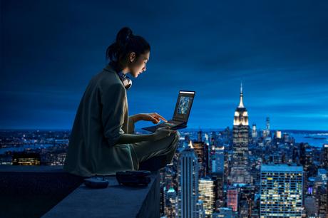 ¿Trabajas en modo híbrido? Experto te recomienda el mejor computador Zenbook Pro 14 Duo OLED_UX8402_Scenario photo_01D