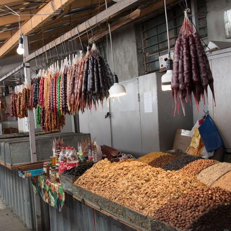 9 Platos Tradicionales de Comida Georgiana Churchkhela-mercado-tiflis