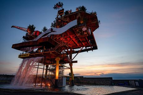 Newsubstance crea un See Monster de 35 metros de altura en una plataforma de gas del Mar del Norte