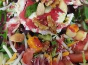 Ensalada quesos frutos secos vinagreta fresas