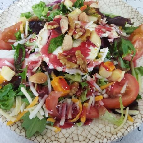 Ensalada de quesos y frutos secos con vinagreta de fresas