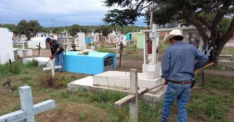 Por Dia de Muertos, avanza mantenimiento de cementerios en Delegación de Bocas