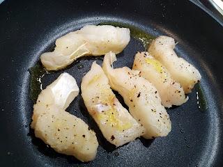 SOPA DE PESCADO CON ALGAS WAKAME Y CREMA DE LANGOSTINOS.