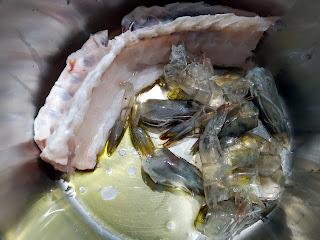 SOPA DE PESCADO CON ALGAS WAKAME Y CREMA DE LANGOSTINOS.