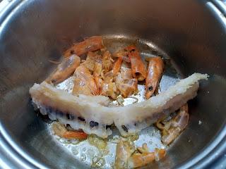 SOPA DE PESCADO CON ALGAS WAKAME Y CREMA DE LANGOSTINOS.