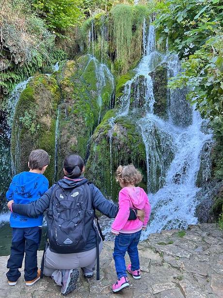 paseo del río molinar en Tobera, Frías, con niños