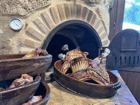 Cordero lechal al horno de leña en el restaurante Entre Pozas en Tobera, Frías, Burgos