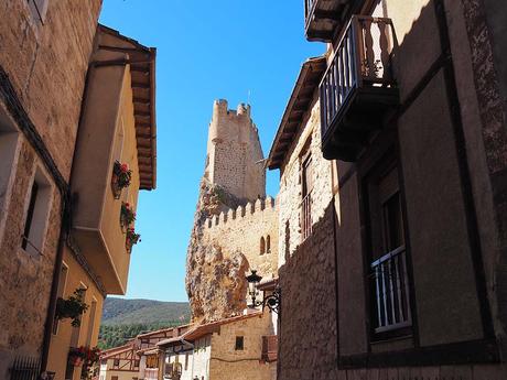 calle de Frías con el castillo de fondo