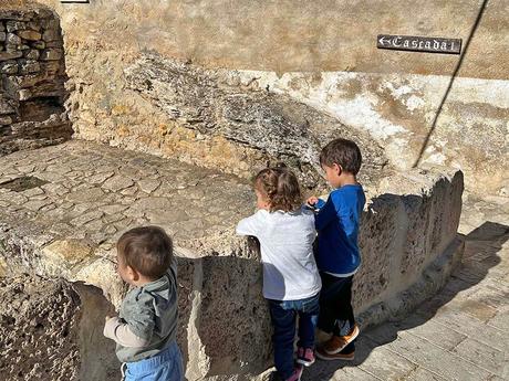 niños en la ruta de cascadas de Tobera 