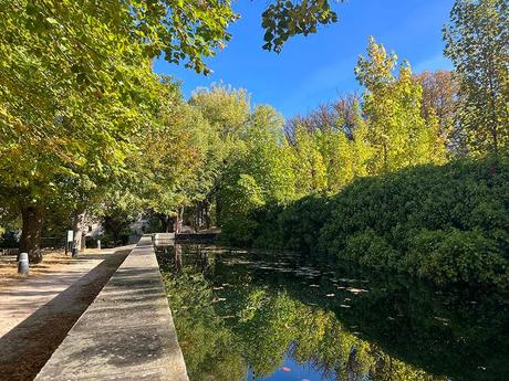 Otoño en los jardines benedictinos del monasterio de San Salvador en Oña, Burgos