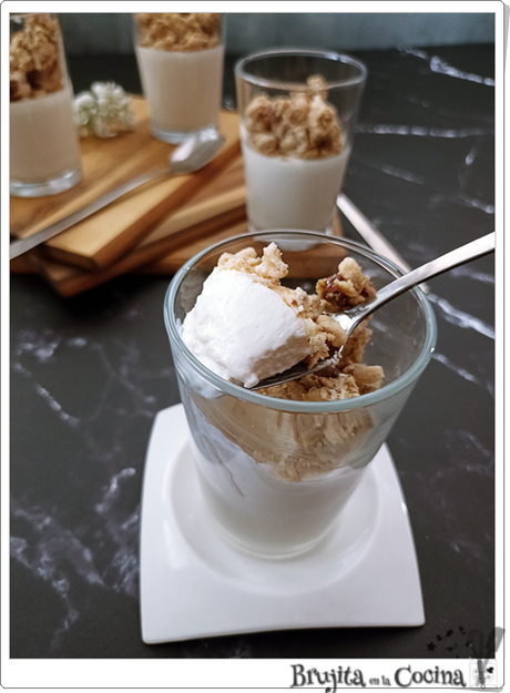 Mousse de yogur con granola Mousse de yogur con granola