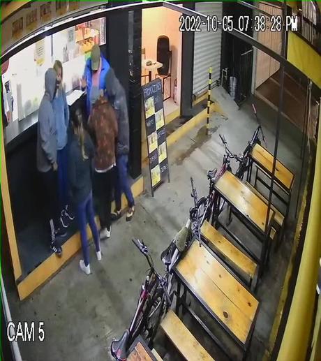 (video) Ladrones en bicicleta asaltan negocio en Coronel Romero